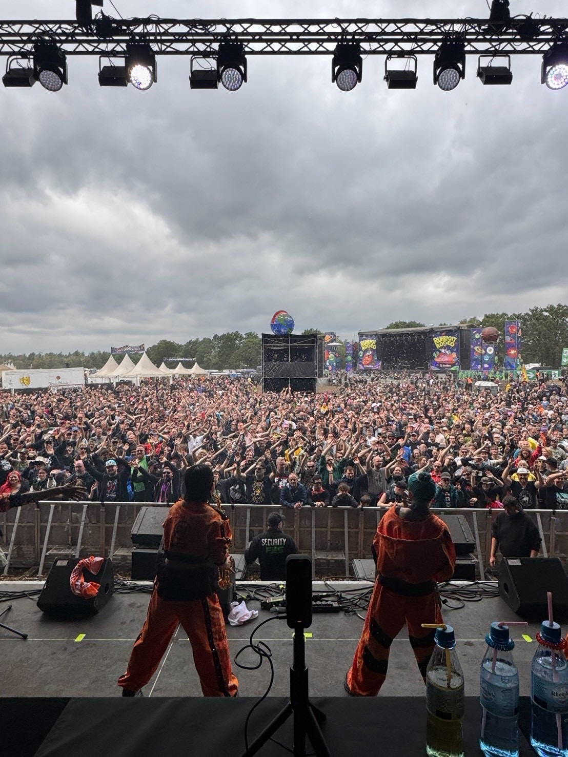 Ruhrpott Rodeoのステージで演奏するMOSと、ステージ前を埋める観客
