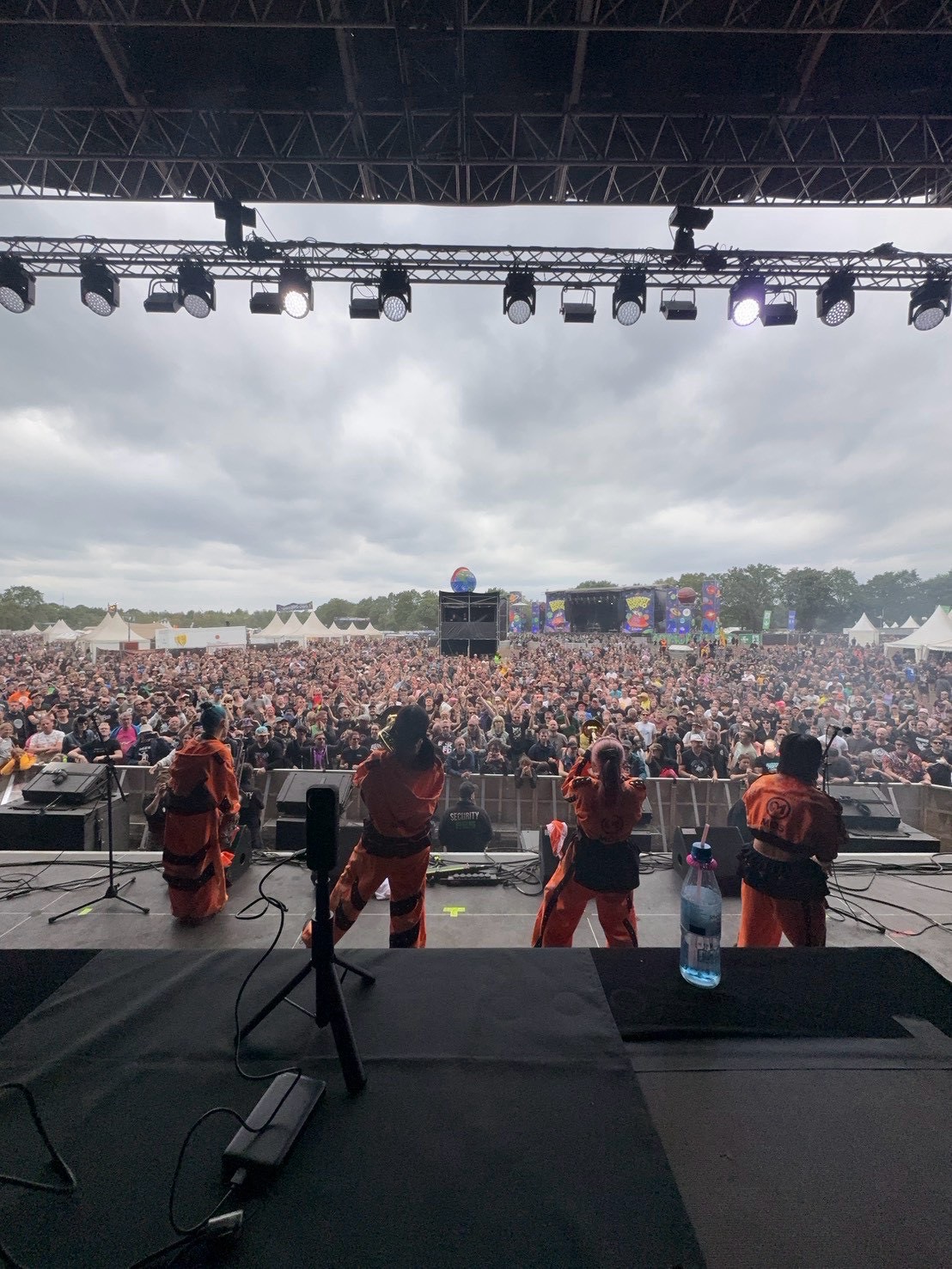 Ruhrpott Rodeoのステージから見た、演奏中のMOSと大観衆